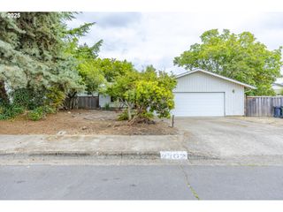 2302 Parliament Ave, Eugene, OR 97405