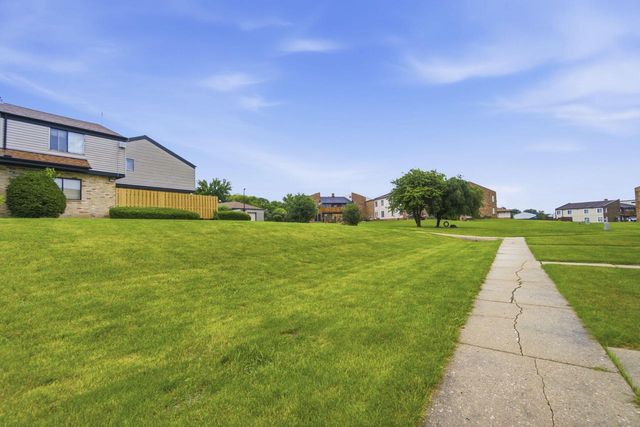 10156 W Kiehnau AVENUE, Milwaukee, WI 53224