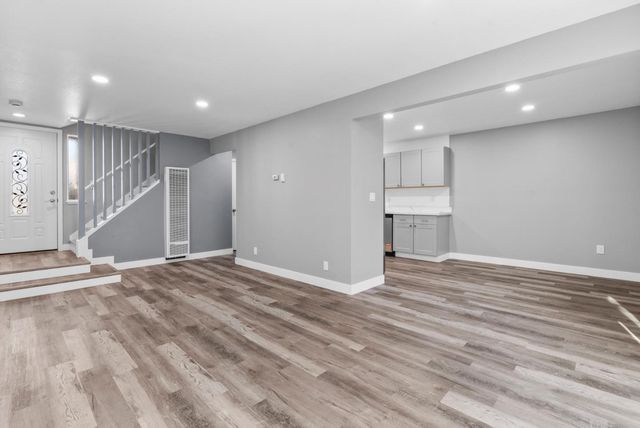 912 Acosta Plaza 11, Salinas, CA 93905