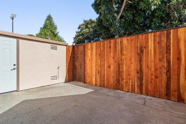 912 Acosta Plaza 11, Salinas, CA 93905