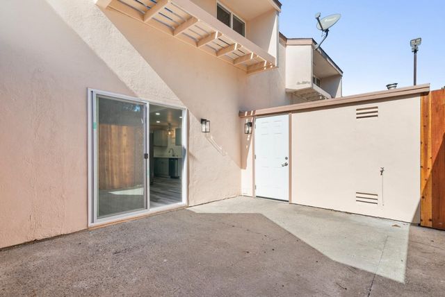 912 Acosta Plaza 11, Salinas, CA 93905