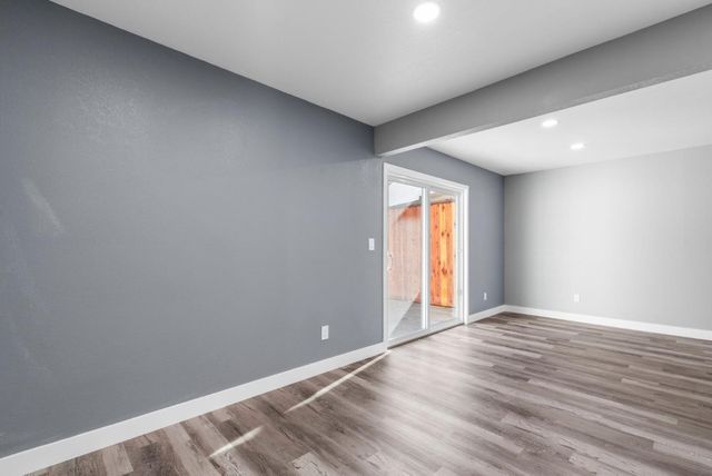 912 Acosta Plaza 11, Salinas, CA 93905