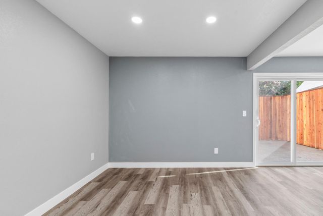 912 Acosta Plaza 11, Salinas, CA 93905