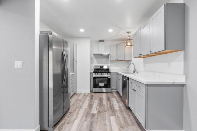 912 Acosta Plaza 11, Salinas, CA 93905