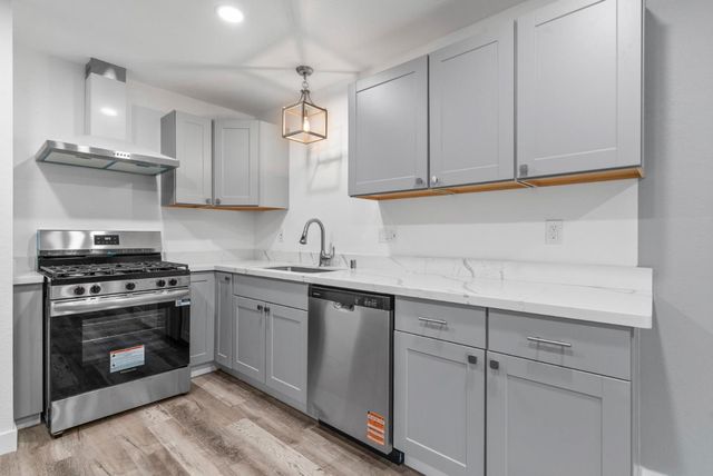 912 Acosta Plaza 11, Salinas, CA 93905