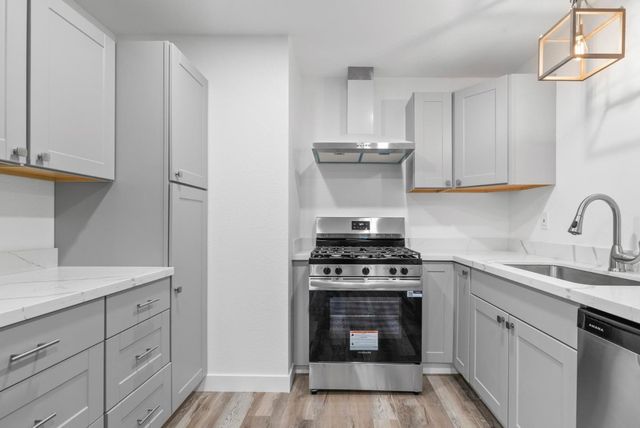 912 Acosta Plaza 11, Salinas, CA 93905