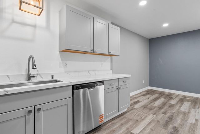 912 Acosta Plaza 11, Salinas, CA 93905