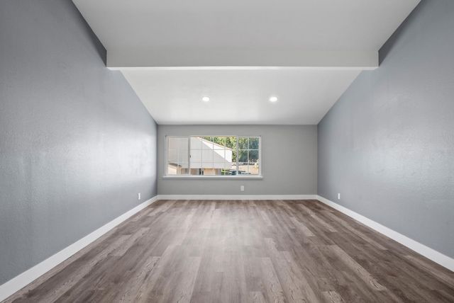 912 Acosta Plaza 11, Salinas, CA 93905