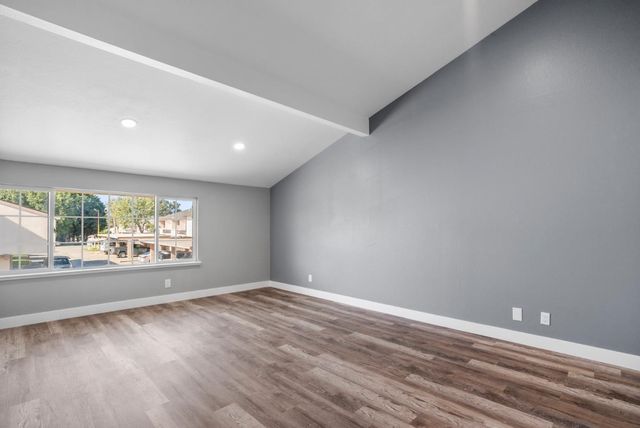 912 Acosta Plaza 11, Salinas, CA 93905