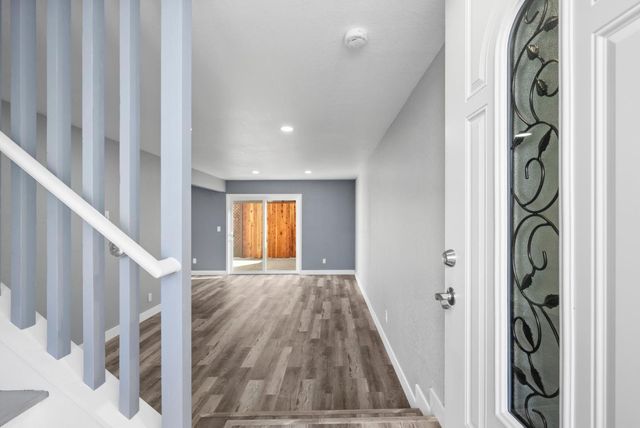 912 Acosta Plaza 11, Salinas, CA 93905