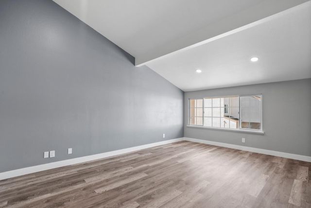 912 Acosta Plaza 11, Salinas, CA 93905