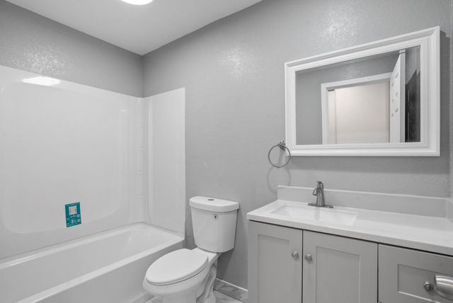 912 Acosta Plaza 11, Salinas, CA 93905