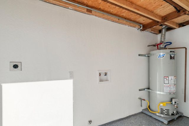 912 Acosta Plaza 11, Salinas, CA 93905