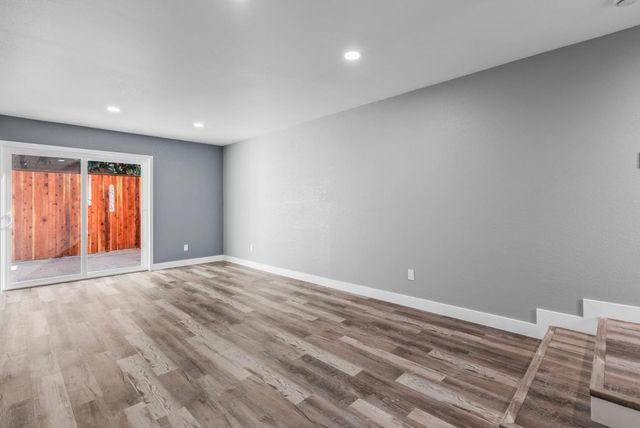 912 Acosta Plaza 11, Salinas, CA 93905