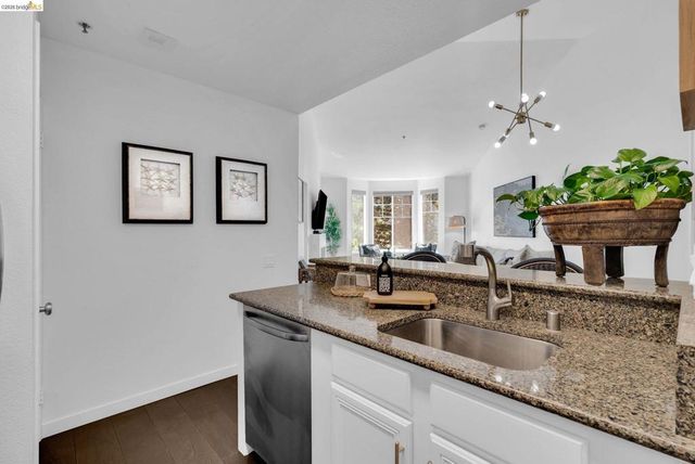 180 Caldecott Ln, Oakland, CA 94618