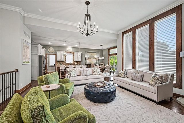 8245 Westlake Drive, Parkville, MO 64152