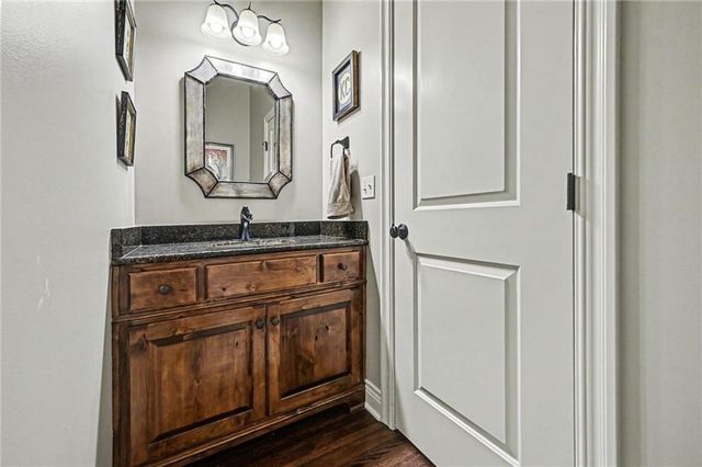 8245 Westlake Drive, Parkville, MO 64152