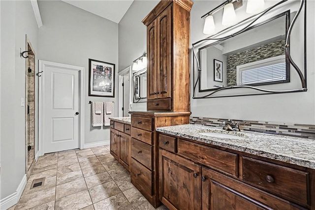 8245 Westlake Drive, Parkville, MO 64152