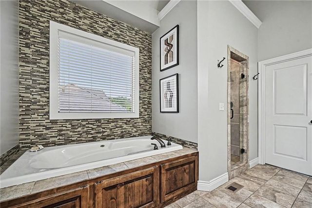 8245 Westlake Drive, Parkville, MO 64152