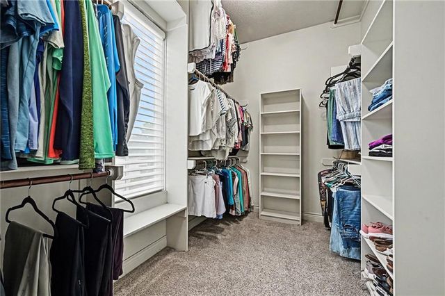 8245 Westlake Drive, Parkville, MO 64152