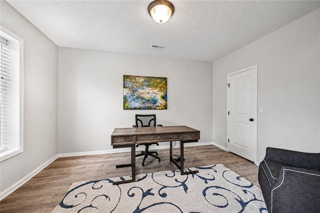 8245 Westlake Drive, Parkville, MO 64152