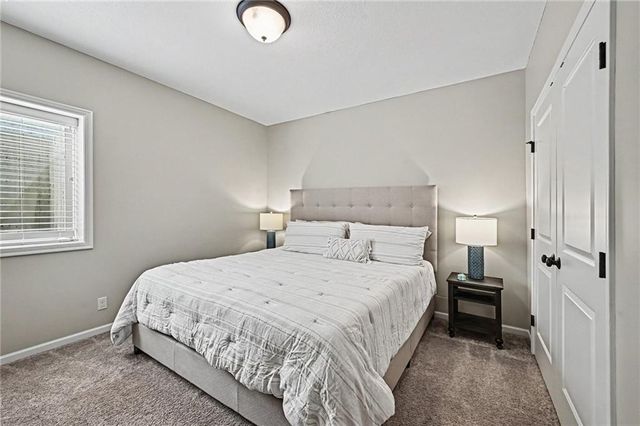 8245 Westlake Drive, Parkville, MO 64152