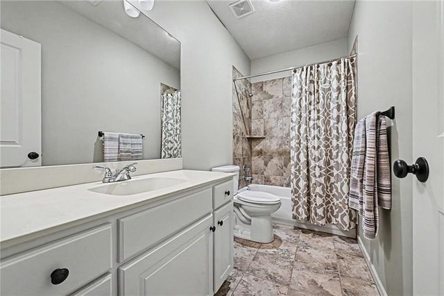 8245 Westlake Drive, Parkville, MO 64152