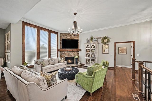 8245 Westlake Drive, Parkville, MO 64152