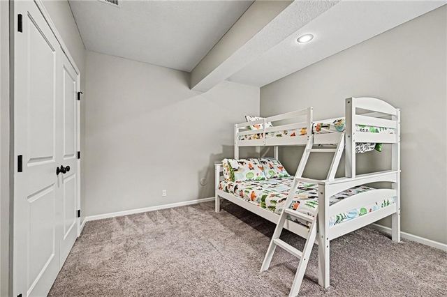 8245 Westlake Drive, Parkville, MO 64152
