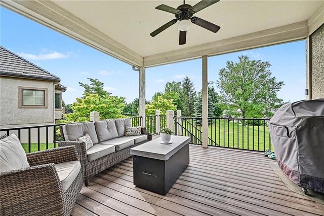 8245 Westlake Drive, Parkville, MO 64152
