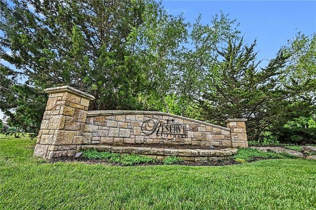 8245 Westlake Drive, Parkville, MO 64152