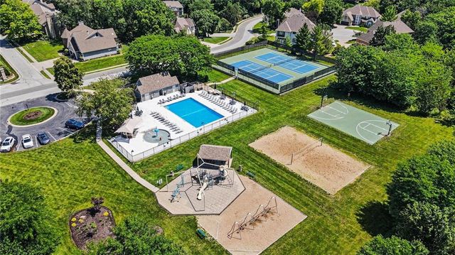 8245 Westlake Drive, Parkville, MO 64152