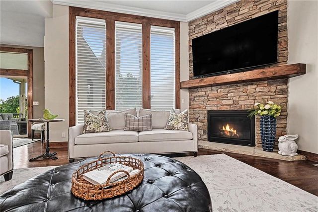 8245 Westlake Drive, Parkville, MO 64152