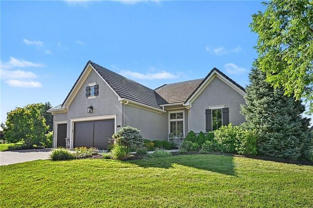 8245 Westlake Drive, Parkville, MO 64152