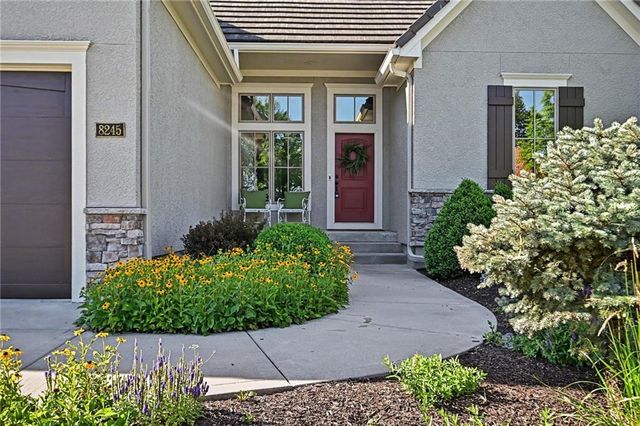 8245 Westlake Drive, Parkville, MO 64152