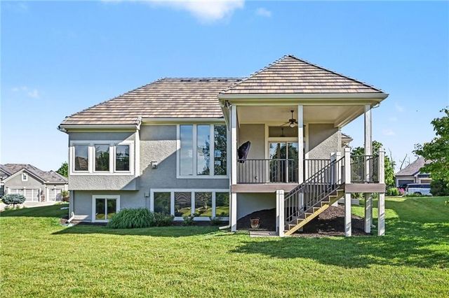8245 Westlake Drive, Parkville, MO 64152