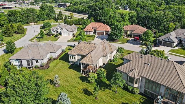 8245 Westlake Drive, Parkville, MO 64152