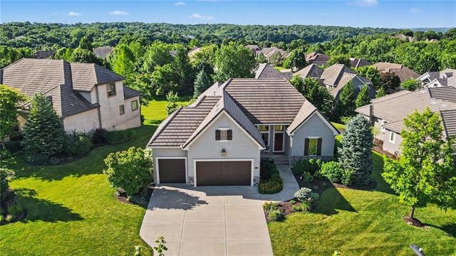 8245 Westlake Drive, Parkville, MO 64152