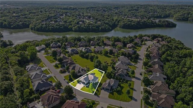 8245 Westlake Drive, Parkville, MO 64152