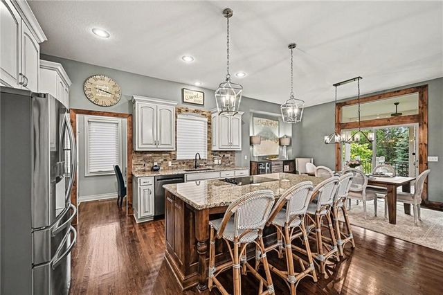 8245 Westlake Drive, Parkville, MO 64152