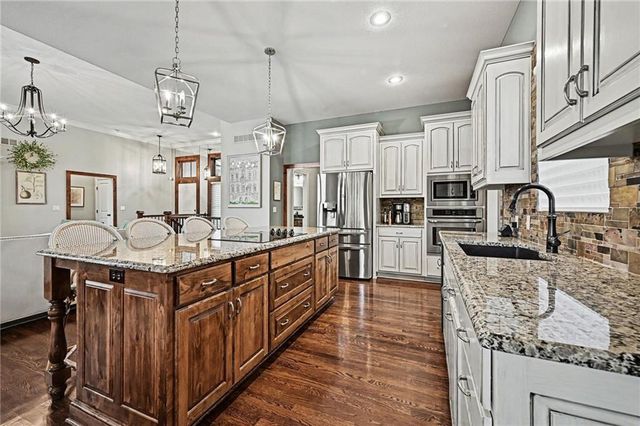 8245 Westlake Drive, Parkville, MO 64152