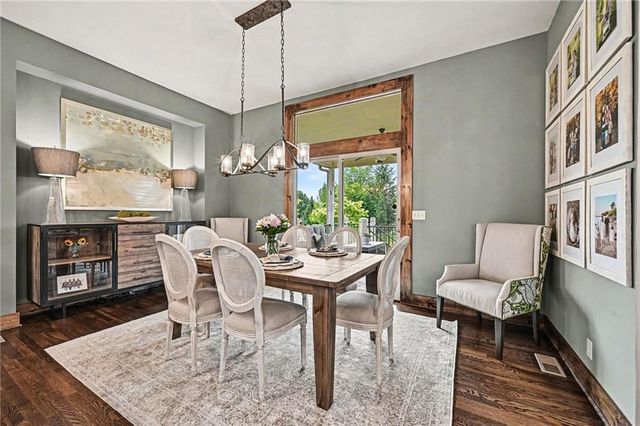8245 Westlake Drive, Parkville, MO 64152