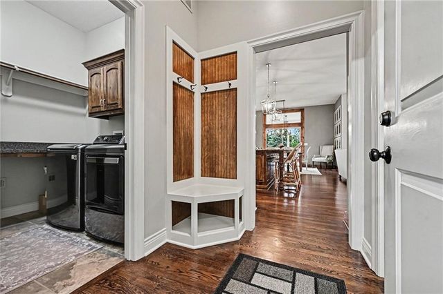 8245 Westlake Drive, Parkville, MO 64152