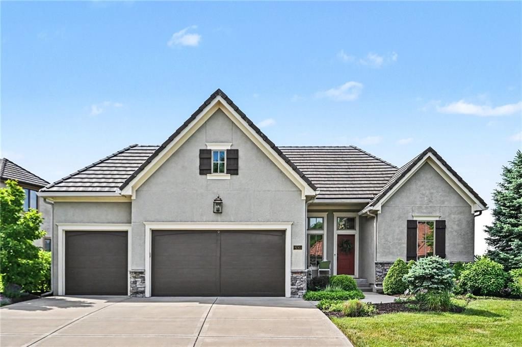8245 Westlake Drive, Parkville, MO 64152