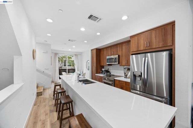 117 Uptown Cir, Oakland, CA 94607