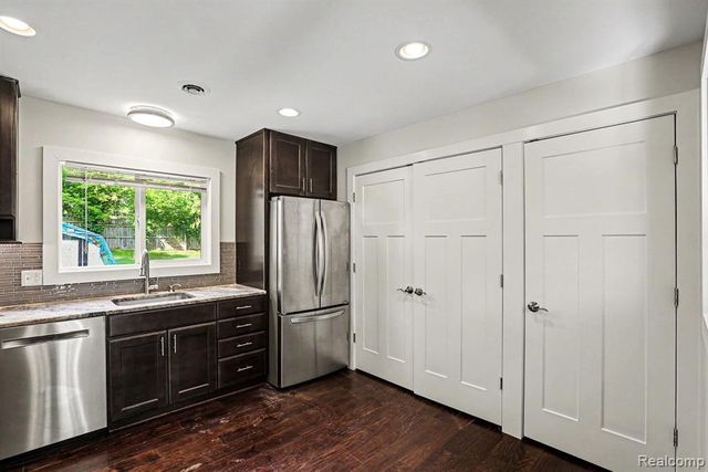 9315 Hillcrest Road, Clarkston, MI 48348
