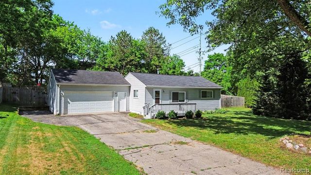 9315 Hillcrest Road, Clarkston, MI 48348