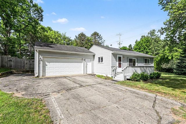 9315 Hillcrest Road, Clarkston, MI 48348