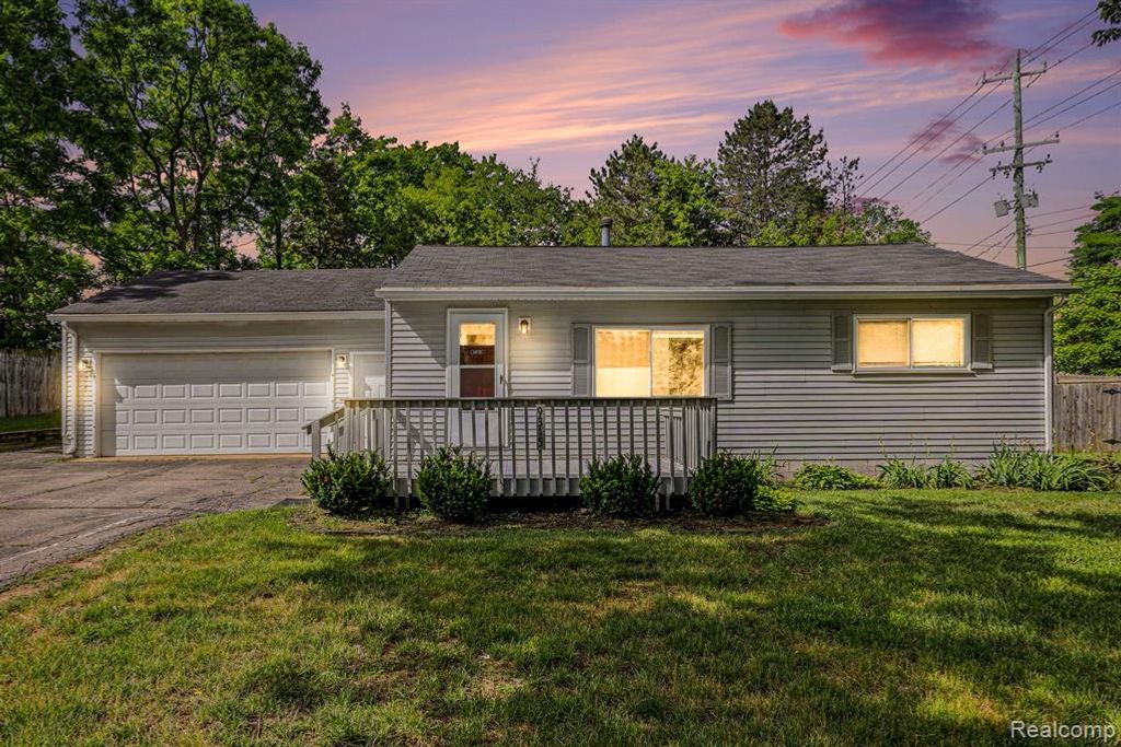 9315 Hillcrest Road, Clarkston, MI 48348