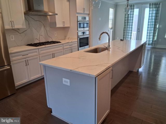 5158 RIDGEVIEW RETREAT DR, Chantilly, VA 20151